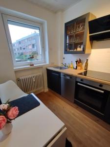 a kitchen with a sink and a counter top at Frisch saniertes Apartment am Falderapark in Neumünster