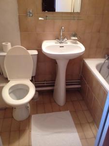 Bathroom sa Hôtel du Pont Neuf