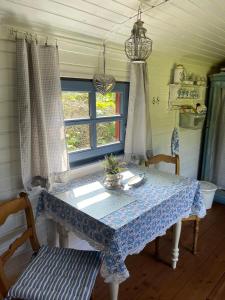 a table in a room with a window at Romantischer Zirkuswagen in Edemissen +2 photos