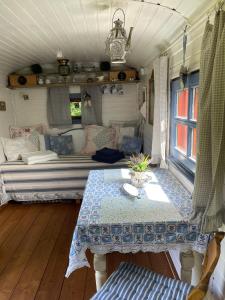 a room with a bed and a table in a rv at Romantischer Zirkuswagen in Edemissen