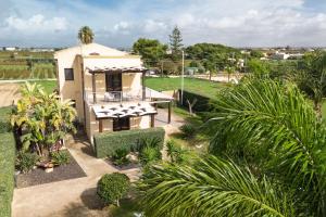 una vista aérea de una casa con palmeras en Villa del Vento, en Birgi Vecchi