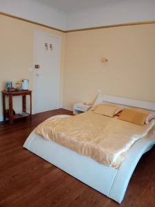 a bedroom with a large bed in a room at Chambre d'hôtes au manoir proche mer in Gamaches