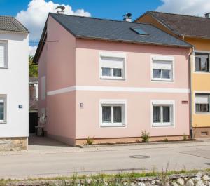 a pink house on the side of a street at ONE Self-Check-In, Free-Parking, 3km freeway Playstation in Wolfpassing an der Hochleithen