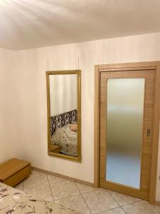 a mirror on a wall next to a door at MiniAppartamento Laura - Piano terra in Chioggia