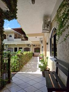 a building with a bench in a courtyard at Hotel Quinta Maya in Flores