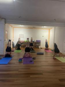 a group of people doing yoga in a room at Hostal Ekeka House in Valparaíso