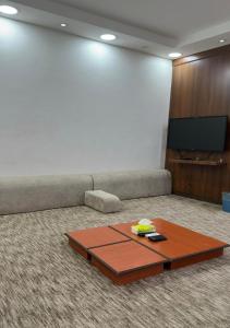 a living room with a couch and a coffee table at هبوب الغيوم للشقق المخدومة - إقتصادي - Hobob Alghyoum For Serviced Apartments - Economy in Najran