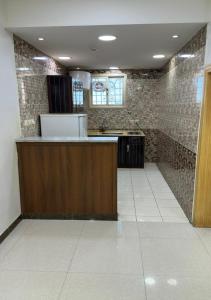 a kitchen with a counter top in a room at هبوب الغيوم للشقق المخدومة - إقتصادي - Hobob Alghyoum For Serviced Apartments - Economy in Najran