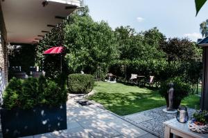 a garden with a table and an umbrella at HOME AM SEE Ferienwohnung in Möhnesee
