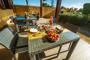 una mesa con un frutero en un patio en Villa del Vento, en Birgi Vecchi