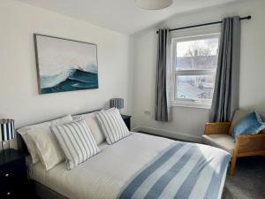 a bedroom with a bed and a window at Stylish 2-Bed Home with Garden in Saint Thomas Station