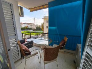ein Balkon mit Stühlen und einem Tisch auf einem Balkon in der Unterkunft Faros in Paphos City + 13 Fotos