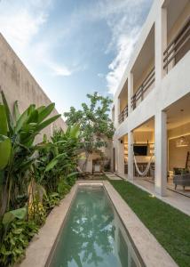 an external view of a villa with a swimming pool at Luxury Suite by La Casa Verde in Campeche