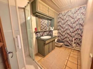 a bathroom with a sink and a toilet at L'écrin de Cambrai - Appt 40 m² centre Cambrai in Cambrai +2 photos