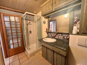 a bathroom with a sink and a shower at L'écrin de Cambrai - Appt 40 m² centre Cambrai in Cambrai