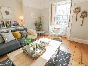 a living room with a couch and a table at Bwthyn Mawr in Harlech