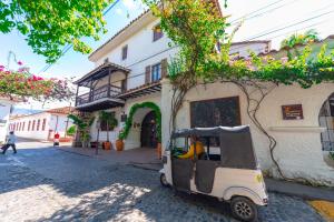 a small car parked in front of a building at Hotel Mariscal Robledo in Santa Fe de Antioquia