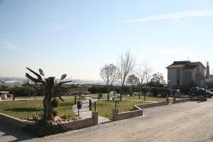 ein Friedhof mit einem Baum mitten auf der Straße in der Unterkunft SKG Assembly Β&Β Hotel in Thessaloniki