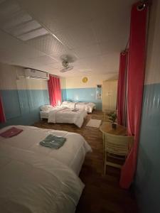 a hotel room with two beds and a table at استراحة الأسطورة AlAstura rest in Al Ḩamrāʼ +37 photos