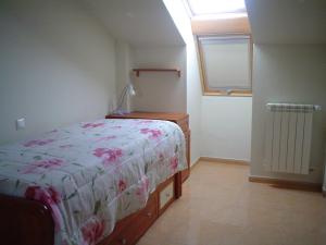 1 dormitorio con 1 cama, vestidor y ventana en Piso de Gama, en Gama