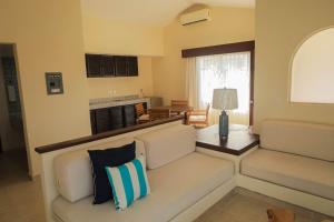 a living room with a couch and a table at Mirador Acapulco in Acapulco
