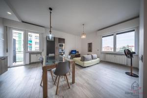 a living room with a table and a couch at Modern Central Space - Mare 5 min - AC - WiFi in Savona