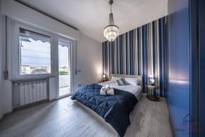 a bedroom with a bed with a cat sitting on it at Modern Central Space - Mare 5 min - AC - WiFi in Savona