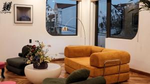 a living room with a couch and a chair at CozyhomeDaLat in Khu Chi Lăng