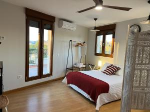 a bedroom with a bed and a ceiling fan at Almamater salamanca in Salamanca