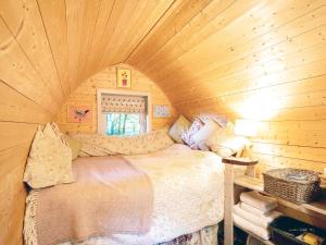 a bedroom with a bed in a wooden cabin at Bluebelle - Ukc5928 in Highclere