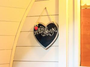 a heart sign hanging on the door of a house at Bluebelle - Ukc5928 in Highclere