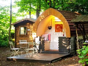 a small cabin with a table and chairs on a deck at Bluebelle - Ukc5928 in Highclere +10 photos