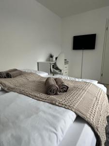 a bedroom with a bed with towels on it at Apartment Lale - Frankenwald, Waldblick & Rennsteig in Steinbach am Wald
