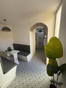 a living room with a couch and a plant at Cool Guest House in Elvas