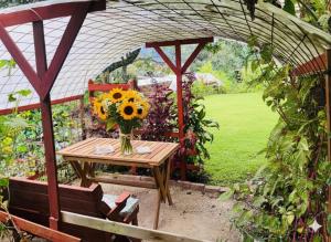 a vase of sunflowers on a table in a greenhouse at Tipi Miramelinda in Baños