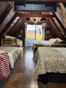 a room with three beds in a attic at Canto Gira Sol - Estúdio Borboleta in Penha