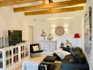a living room with a couch and a tv at Haus am See Waterfront 5 Elbe Elster in Rückersdorf
