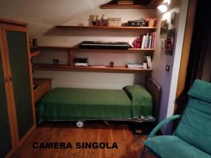 a room with a green bed in a room at casaNARDIELLO in Capua +1 photo
