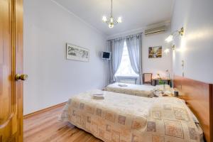 1 Schlafzimmer mit 2 Betten und einem Fenster in der Unterkunft Park Lane Inn in Sankt Petersburg