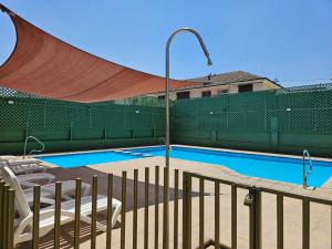 a swimming pool with a canopy over it at Departamento con AC Ñuñoa in Santiago