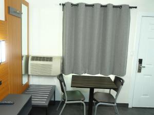 a room with a table and chairs and a window at SOFI MOTEL in Los Angeles +9 photos