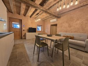 a kitchen and dining room with a table and chairs at Corte Cimiotti - Borgo Gortani in Sùtrio