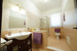 a bathroom with a sink and a shower and a toilet at Villino AL CASTAGNO in SantʼAlfio +23 photos