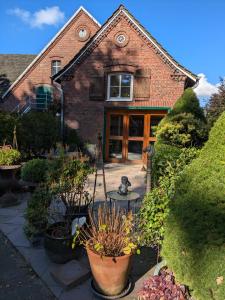 a brick house with plants in front of it at Ferienwohnung Bauernhofromantik in Raesfeld +5 photos