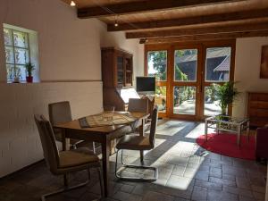 a dining room with a wooden table and chairs at Ferienwohnung Bauernhofromantik in Raesfeld