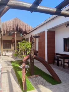 a sculpture in the courtyard of a house at Pousada Santa Adélia - Boipeba BA in Ilha de Boipeba