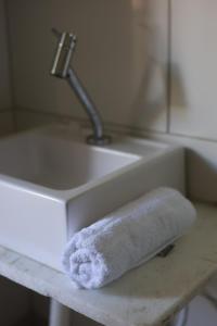 a towel sitting on a counter next to a sink at Pousada Santa Adélia - Boipeba BA in Ilha de Boipeba