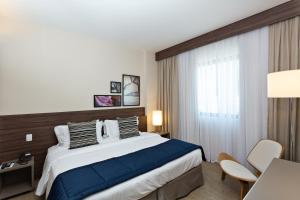 a hotel room with a large bed and a window at Royal Palm Tower Anhanguera in Campinas +23 photos