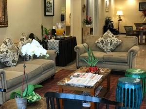 a living room with couches and a coffee table at GreenTree Inn & Suites Los Angeles - Alhambra - Pasadena in Alhambra