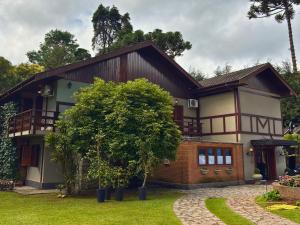 a house with a garden in front of it at Casa Garten by Concavus in Campos do Jordão +23 photos